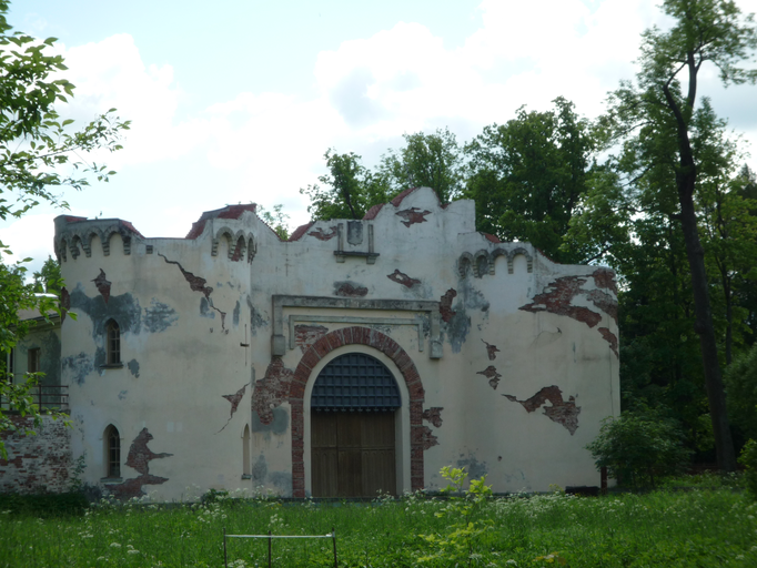 Ворота-руины у Белой башни)